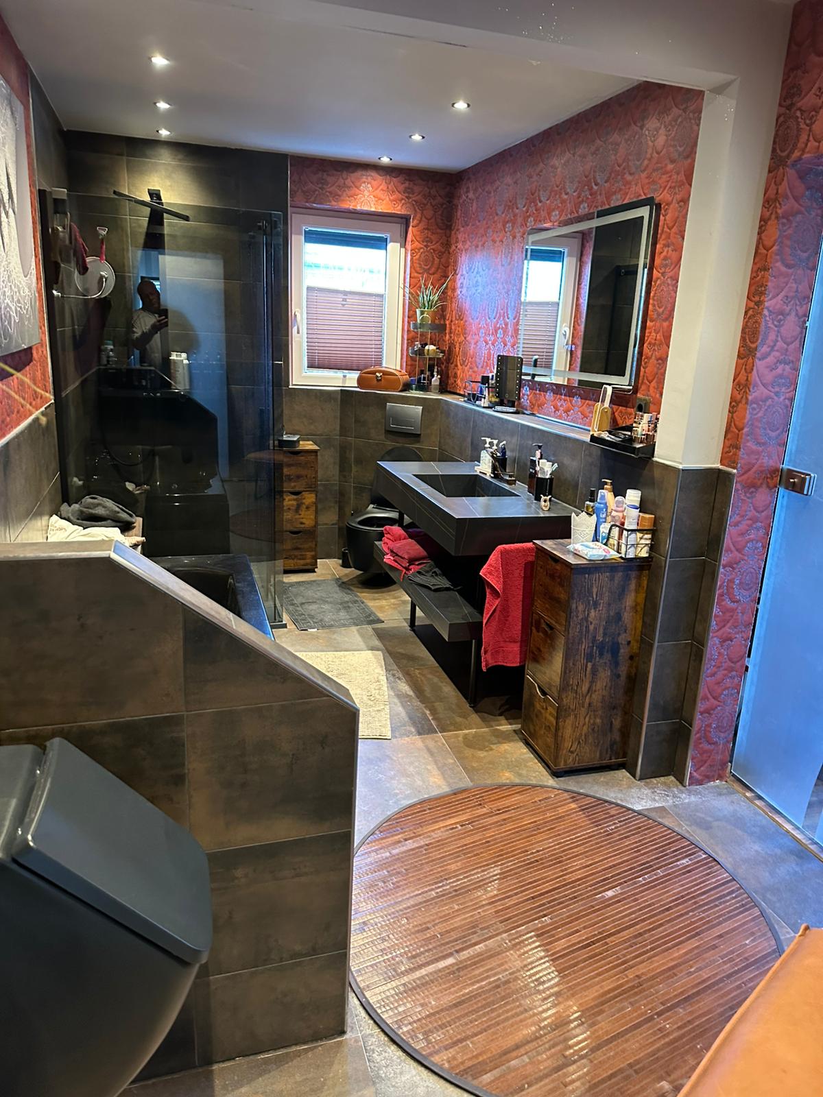 Neues Badezimmer nach Renovierungsarbeit von Casa Dienstleistungen.