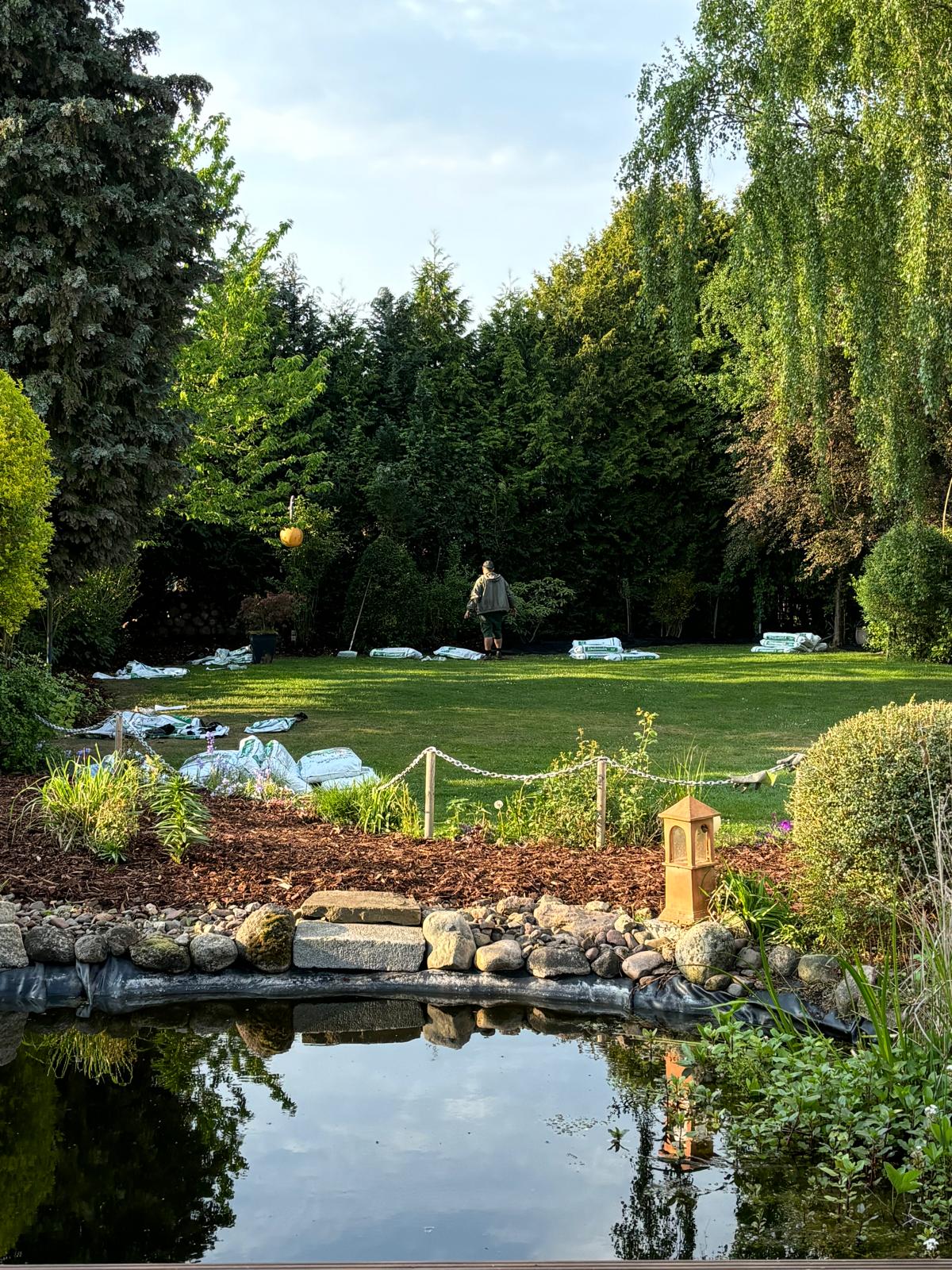 Hof mit Gartenarbeit und Teich, erstellt von Casa Dienstleistungen.